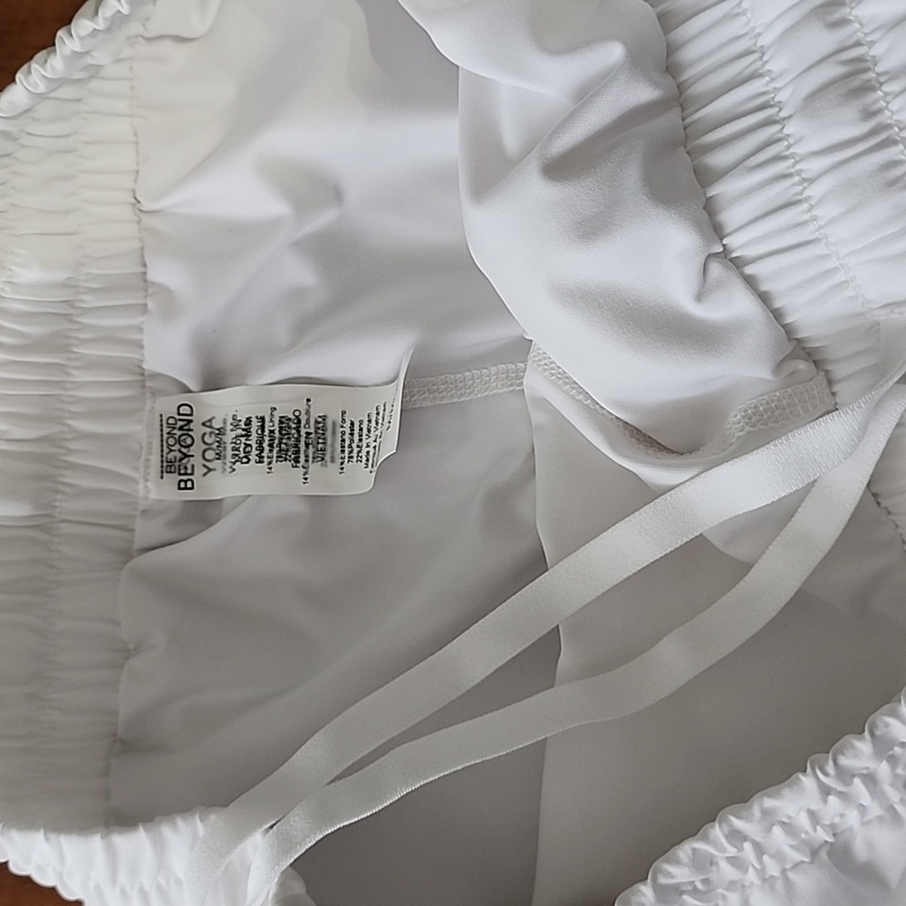 NWT Beyond Yoga White Athletic Shorts - Picture 4 of 6